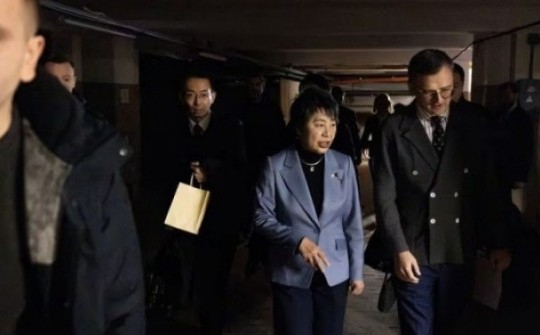 Ngoại trưởng Nhật thăm Kiev, phải di chuyển xuống hầm vì cảnh báo không kích