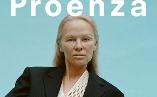 Pamela Anderson với phong cách 'sạch sẽ' tự nhiên trong BST Xuân 2024 của Proenza Schouler