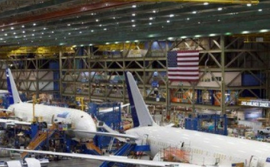 Cổ phiếu Boeing giảm kỷ lục vì vụ máy bay bung cửa trên trời