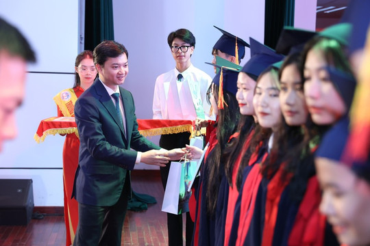 120 sinh viên được nhận học bổng 'Nâng bước thủ khoa'
