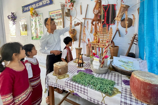Dạy tiếng mẹ đẻ cho trẻ dân tộc giúp lưu giữ văn hóa truyền thống