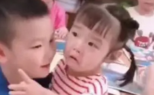 Con gái 2 tuổi đi học khóc từ ngày này sang ngày khác, cô giáo gửi cho video khiến mẹ rơi nước mắt