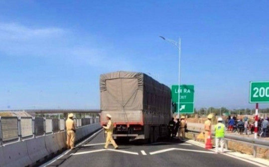 Bắt khẩn tài xế lái xe tông vào tổ CSGT trên cao tốc Vĩnh Hảo - Phan Thiết