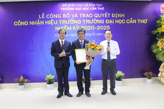 Bộ trưởng Nguyễn Kim Sơn trao quyết định công nhận Hiệu trưởng Trường ĐH Cần Thơ