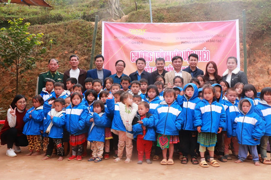 Vượt đỉnh Sài Khao trao quà cho trẻ mầm non và học sinh nghèo