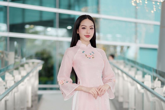 Hoa hậu Thanh Thủy diện áo dài tuyệt đẹp gây ấn tượng với khách quốc tế