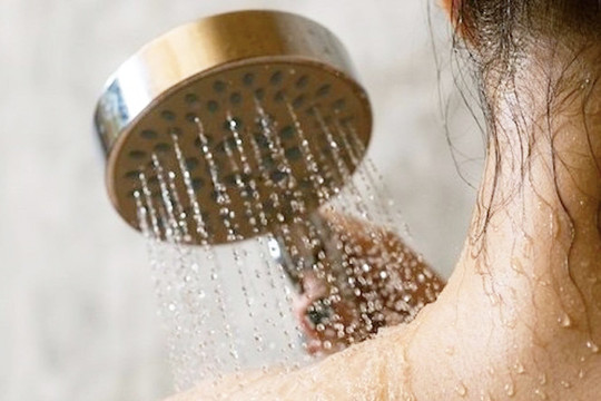 Mùa đông tắm bằng nước nóng hay nước lạnh mới tốt cho da?