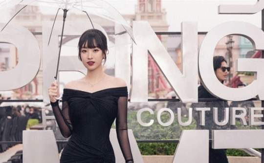 "Vợ chủ tịch CLB bóng đá Hà Nội" Đỗ Mỹ Linh đẹp nổi bật xem thời trang giữa trời mưa