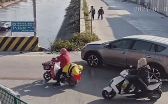 Video: Xe lao xuống sông sau va chạm, nữ tài xế nhanh trí trèo lên nóc ô tô thoát chết