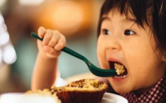 Bé 8 tuổi bất ngờ bị suy thận do thường xuyên ăn món trẻ em nào cũng thích