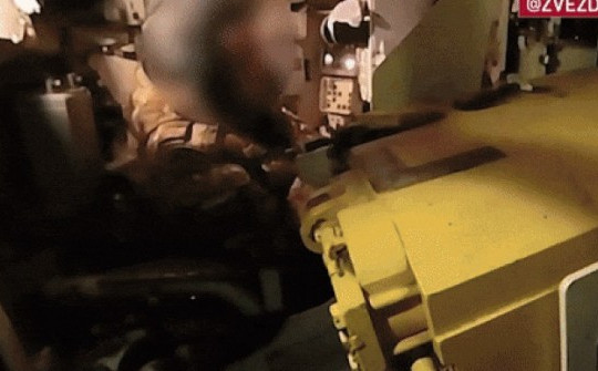 Video: 12 binh sĩ Ukraine tập trung tại một căn nhà, xe tăng T-90M của Nga nã hỏa lực đánh sập
