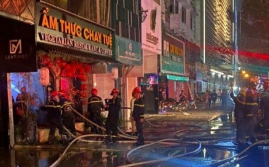 Cháy nhà hàng chay ở quận 1, cảnh sát cứu nhiều người mắc kẹt