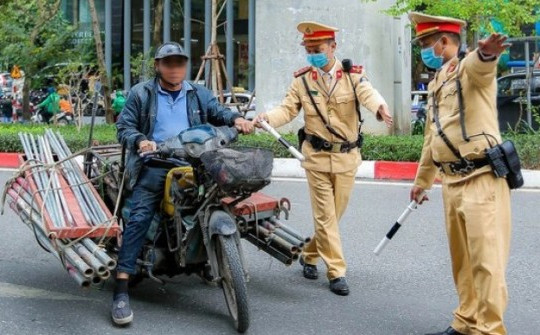 Xe tự chế cồng kềnh "tung hoành" trên đường phố Hà Nội