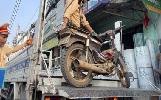 Choáng với xe "mù" ở TP HCM