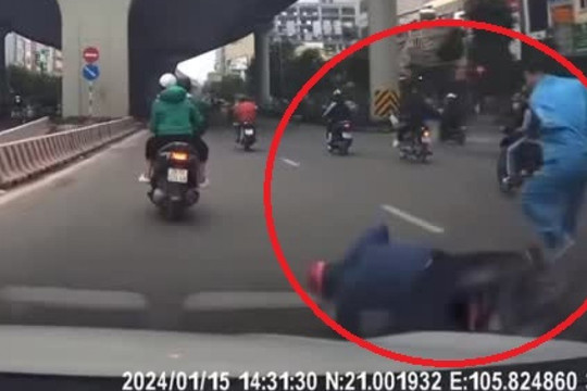 Clip: Đi bộ sang đường, người đàn ông gây tai nạn cho tài xế xe máy