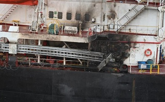 Tàu hàng Mỹ bị hư hại do Houthi tấn công, tàu chiến Ấn Độ tới giải cứu 22 thủy thủ