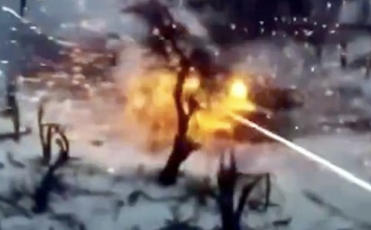 Video: Cảnh tượng xe bọc thép M2 Bradley đối đầu với xe tăng T-90M của Nga ở cự ly gần