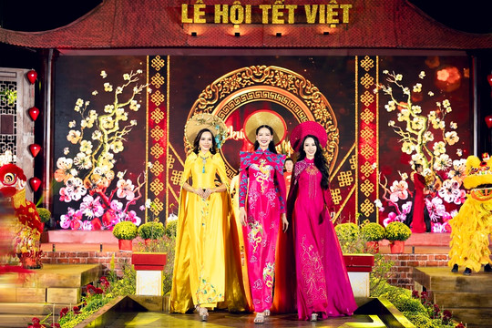 Màn trình diễn áo dài tuyệt đẹp của Hoa hậu Bảo Ngọc, Hoàng Phương