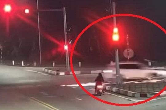 Clip: Vượt đèn đỏ, xe máy bị ô tô tông trượt tóe lửa, 2 người gặp nạn