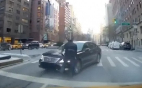 Video: Bị nhắc nhở vì đi ngược chiều, nữ tài xế có hành động sốc với cảnh sát