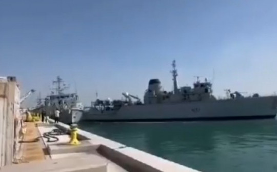 Video: Khoảnh khắc hai tàu chiến Anh va vào nhau ở Vịnh Ba Tư