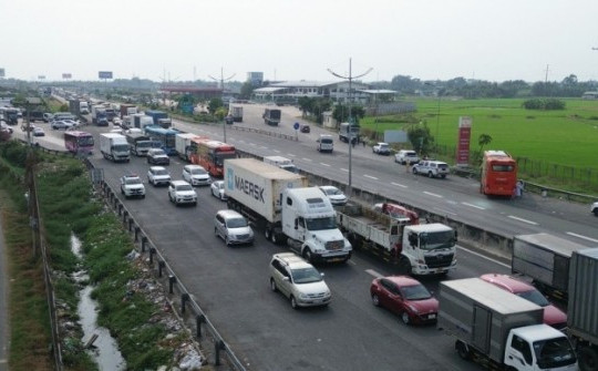Cao tốc TP.HCM - Trung Lương kẹt xe nghiêm trọng sau 2 vụ tai nạn liên hoàn