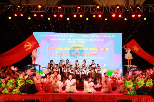 Công diễn hợp xướng học sinh Thủ đô chào mừng ngày thành lập Đảng