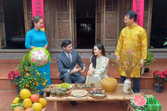 Nhiều khách quốc tế đến với 'Tết làng Việt'