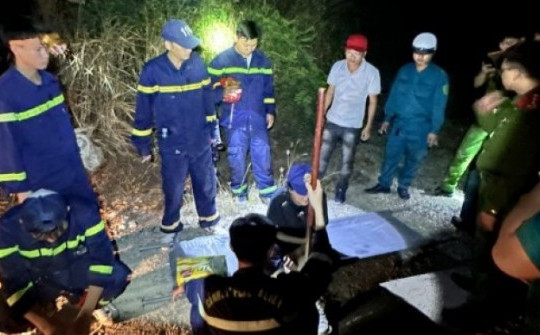 Xuyên đêm cứu nạn hai du khách kiệt sức trên núi Cô Tiên