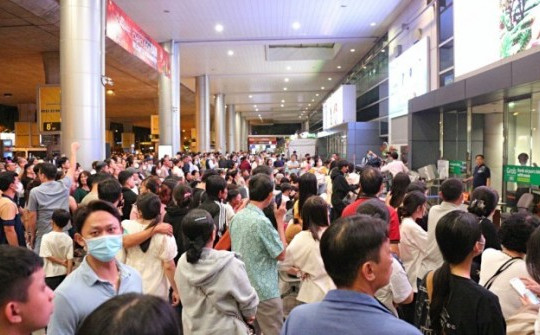 Sân bay Tân Sơn Nhất đông nghẹt người đón Việt kiều về quê ăn Tết