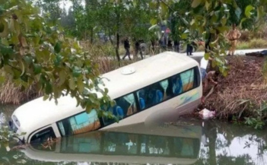 Tai nạn liên hoàn ở Hạ Long, xe khách chở 22 người lao xuống ao