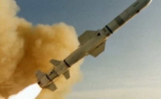 Mỹ hạ tên lửa của Houthi ngay từ trên bệ phóng