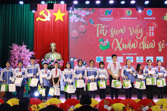 Công đoàn Giáo dục Việt Nam mang Tết sớm cho giáo viên và học sinh nghèo