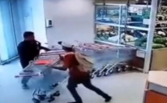 Video: Nhân viên siêu thị hạ gục tên trộm chỉ bằng một chai nước ngọt