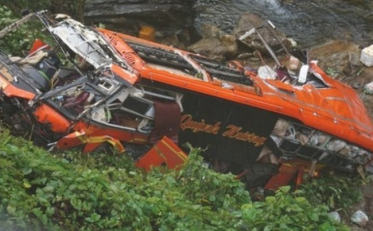 Tai nạn ở cao tốc La Sơn - Túy Loan: Nhân chứng kể lại lúc xe lao xuống vực