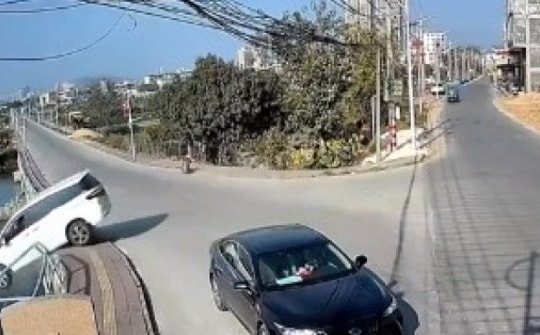 Video: Vào cua, nữ tài xế khiến xe SUV đâm gãy lan can rồi "cắm" thẳng xuống hồ