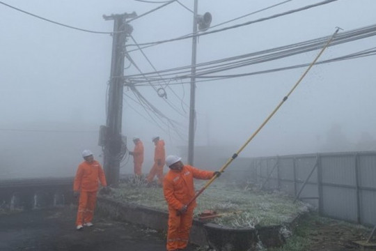 Những người 'gõ băng tuyết', đảm bảo lưới điện hoạt động trong giá lạnh