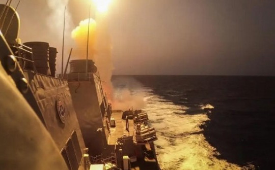 Vì sao Mỹ và phương Tây "bất lực" trong việc ngăn Houthi tấn công tàu hàng?
