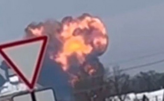 Nga: Máy bay vận tải quân sự chở 74 người rơi ở vùng giáp Ukraine, bùng thành cầu lửa