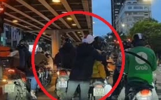 Clip: Có hành động ấm áp với em bé ngồi sau xe máy, nữ tài xế nhận 'mưa lời khen'