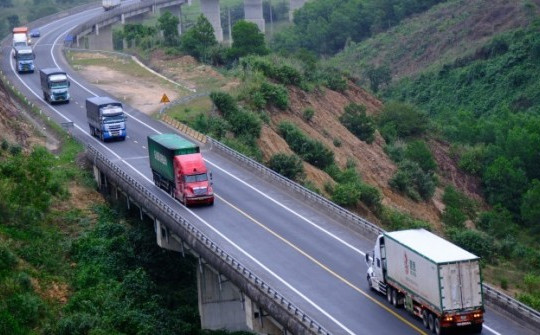 Cận cảnh bất cập trên tuyến cao tốc La Sơn - Tuý Loan