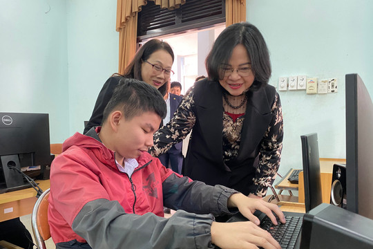 Chuyển đổi SGK chữ nổi cho học sinh khuyết tật từ Chương trình GDPT 2018