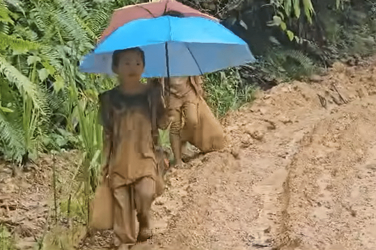 Học sinh Malaysia lội bùn đến trường