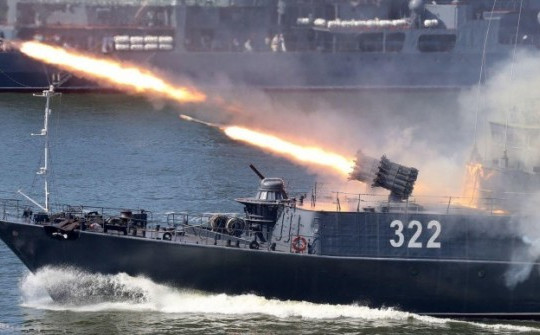 Video: Xe tăng T-80 Nga được gắn vũ khí dùng cho tàu chiến