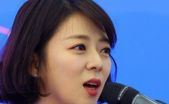 Nữ nghị sĩ Hàn Quốc bị đập đá vào đầu trên phố