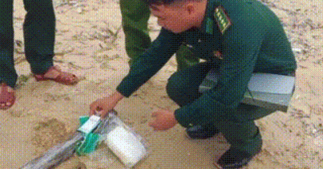 Tiếp tục phát hiện ma túy dạt vào bờ biển Quảng Ngãi