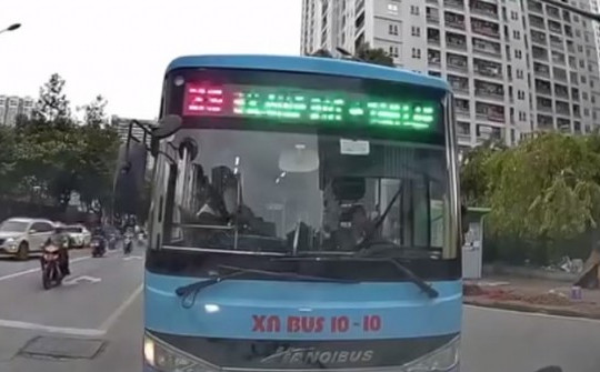 Xử phạt tài xế buýt "thi gan" với ô tô giữa ngã tư ở Hà Nội