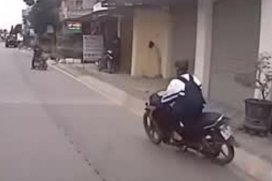 Clip: Vượt ẩu, tài xế xe máy 'drift' tránh tông xe đỗ bên đường nhưng vẫn gặp họa