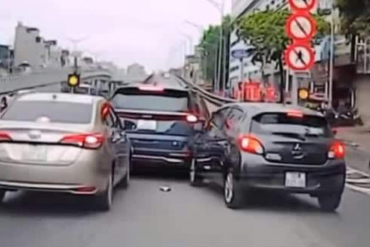 Clip: Dừng xe đột ngột, 'xế hộp' gặp họa từ 2 ô tô phía sau