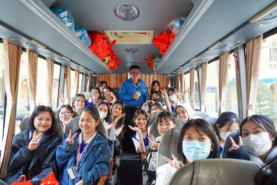 Hàng nghìn sinh viên TPHCM về quê đón Tết trên những 'chuyến xe đoàn viên'